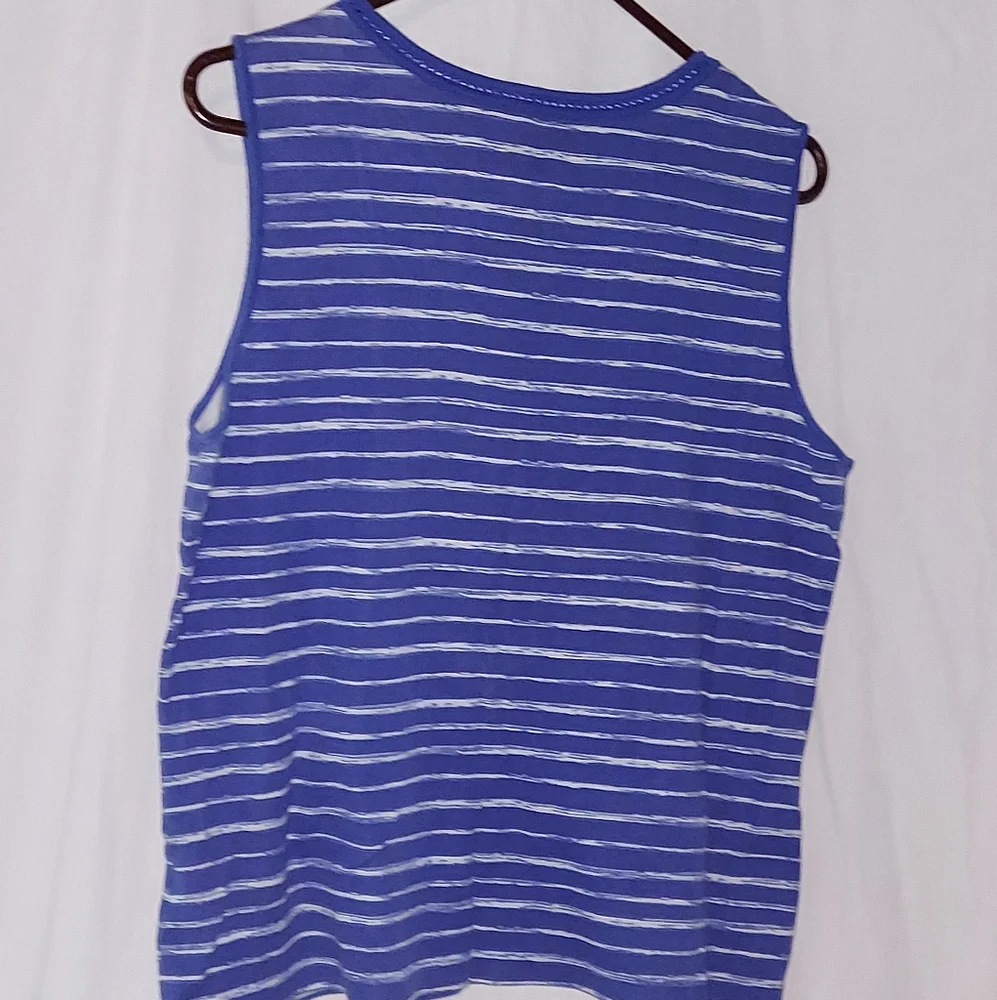 Sleeveless shirt - Picture 2 of 3